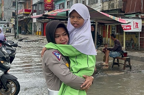 Satlantas Polres Dumai Bantu Seberangkan Anak Sekolah Hingga Dorong Motor Mogok